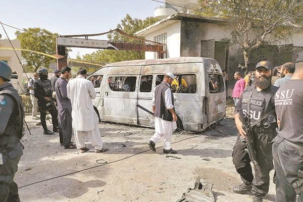 الشرطة الباكستانية تنتشر فى موقع الانفجار  «صورة من أ. ف .ب»