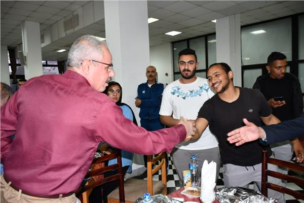  رئيس جامعة القناة يشارك ابنائه إفطار اتحاد الطلاب 