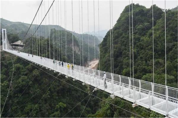 افتتاح أطول جسر في العالم بأرضية زجاجية