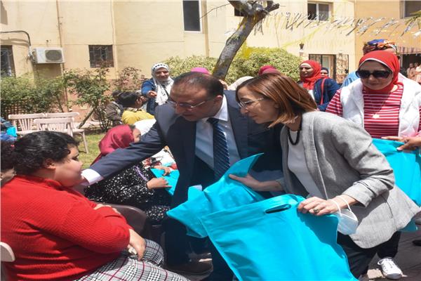محافظ الإسكندرية يزور دور المسنين والأيتام لتهنئتهم بعيد الفطر المبارك  