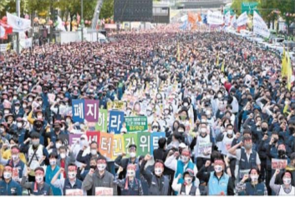 مسيرات حاشدة بمناسبة عيد العمال فى سيول بكوريا الجنوبية وأثينا باليونان