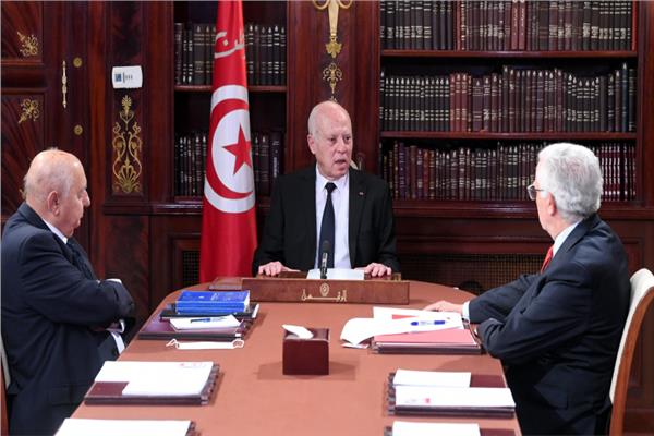 الرئيس التونسي قيس سعيد أثناء لقائه بالعميد صادق بلعيد والعميد محمد صالح بن عيسى