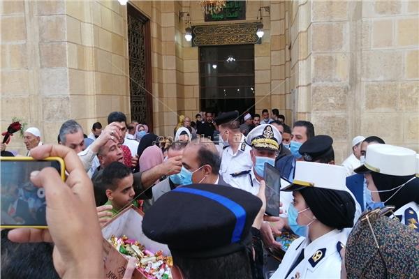 مديرية أمن الغربية توزع هدايا تذكارية على الأطفال بمسجد السيد البدوي بطنطا