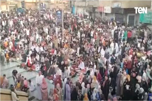 الآلاف في الساحات لأداء صلاة عيد الفطر المبارك في قلب العريش