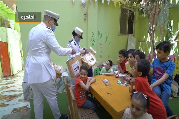 ضابطات الشرطة يقدمون الهدايا للأطفال
