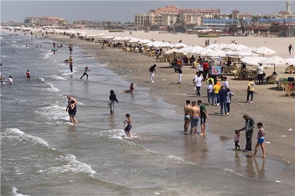 اقبال المواطنين على شاطئ بورسعيد في ثالث أيام عيد الفطر المبارك 