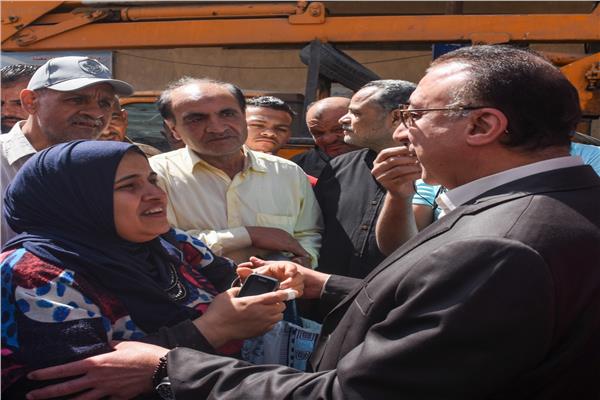 محافظ الإسكندرية يستمع لشكاوى المواطنين 