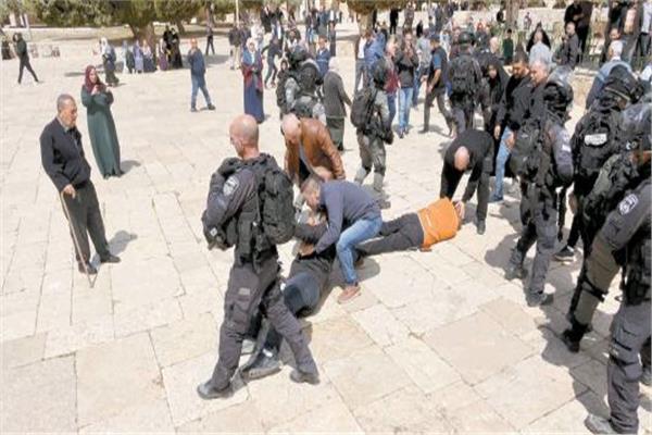 شرطة الاحتلال تعتدى على المصلين الفلسطينيين فى باحات المسجد الأقصى 