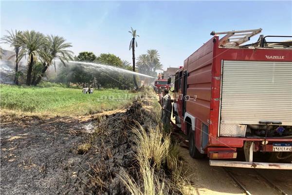 محافظ أسوان تابع جهود السيطرة على حريق بقرية الزنيقة