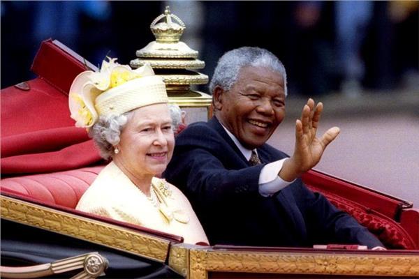  الملكة إليزابيث برفقة نيلسون مانديلا
