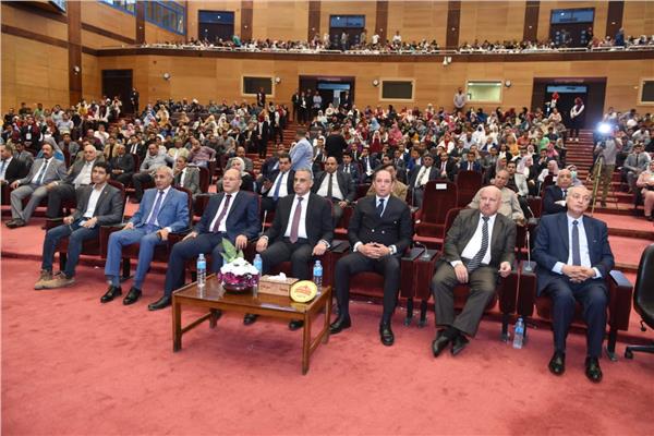 محافظ سوهاج و "وزعيم الأغلبية"  وئيس الجامعة  يشاركون بنموذج محاكاة "مجلس النواب المصري"