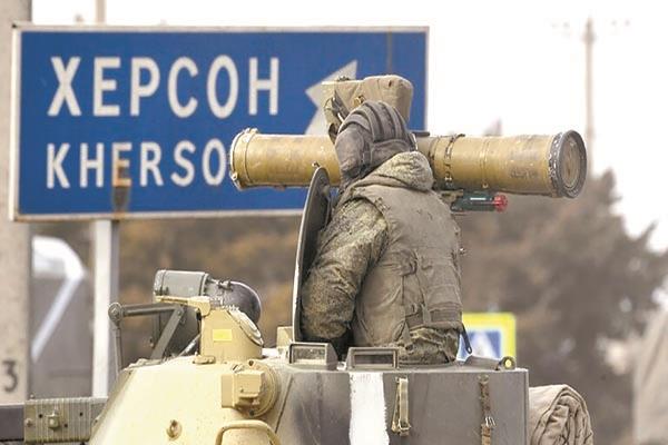 لافتة تشير إلى منطقة خيرسون التى سيطر عليها الجيش الروسى      