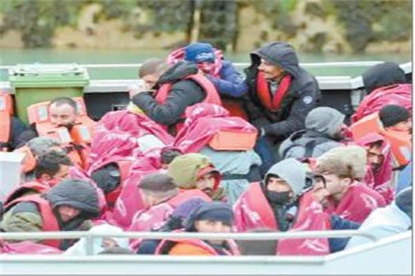 لاجئون يصلون بريطانيا عن طريق بحر المانش