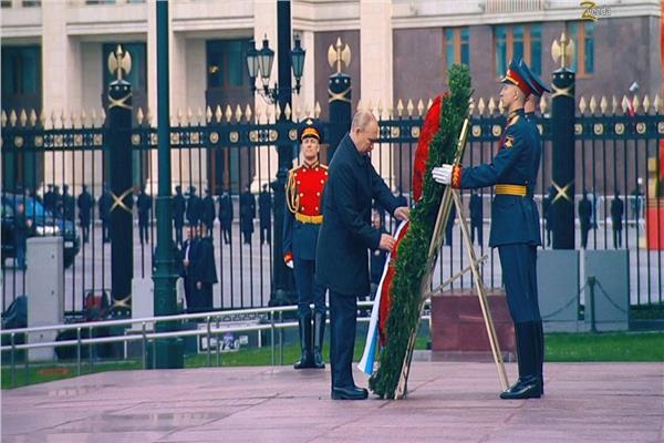 بوتين يضع إكليلا من الزهور على ضريح الجندي المجهول