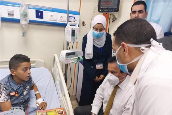 الدكتور خالد عبد الغفار خلال تفقده أحوال مرضي مستشفي شربين المركزي بالدقهلية