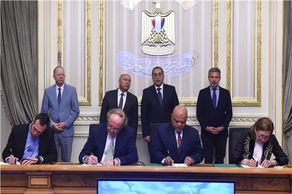  رئيس الوزراء يشهد توقيع اتفاق بين هيئة ميناء دمياط وتحالف شركات اجنبية