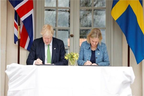 رئيس الوزراء البريطاني بوريس جونسون أثناء توقيع اتفاقيات أمنية في السويد