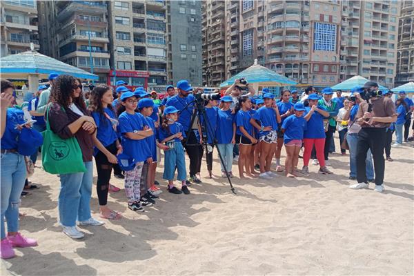 حملة لتنظيف شاطئ السرايا بالإسكندرية