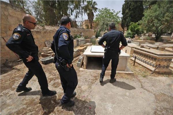  شرطة الاحتلال تقتحم مقبرة شيرين أبو عاقلة