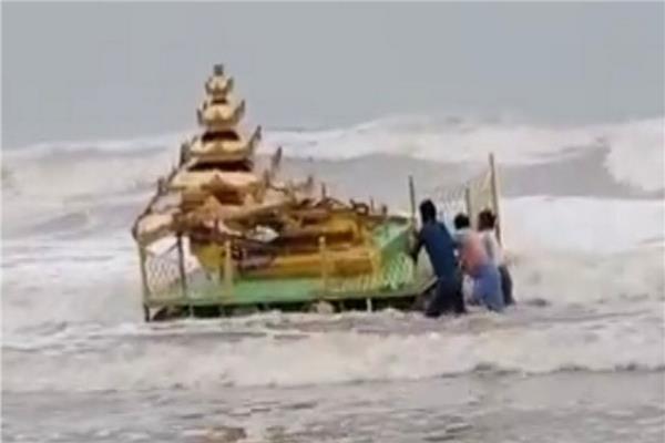  عربة ذهبية تظهر على الساحل الهندي