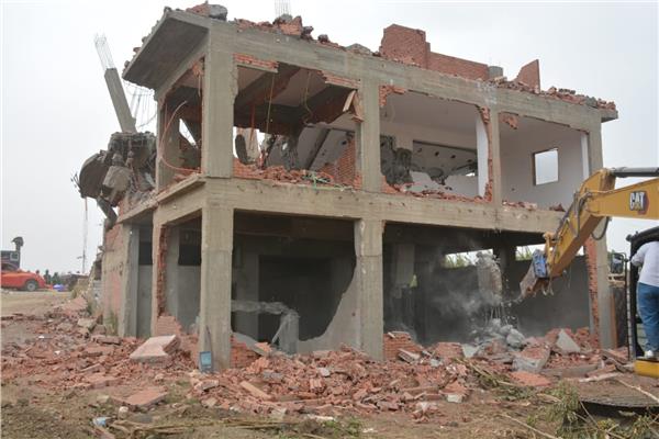 محافظ القليوبية يشهد إزالة 3 مباني متعارضة مع مشروع إنشاء كوبري القناطر الخيرية 