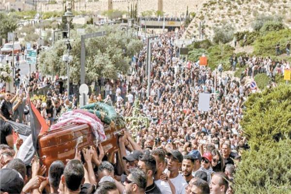 مشيعون فلسطينيون يحملون جثمان الشهيدة 