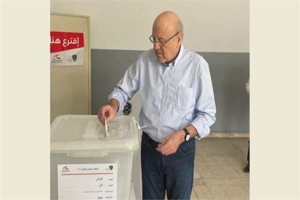 رئيس مجلس الوزراء اللبناني يدلى بصوته في الانتخابات 