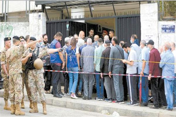 ناخبون لبنانيون  أمام مركز للاقتراع فى بيروت 