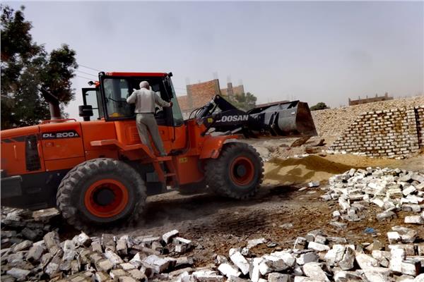 إزالة 9 حالات تعد بالبناء على أراضى الدولة بمدينة الأقصر