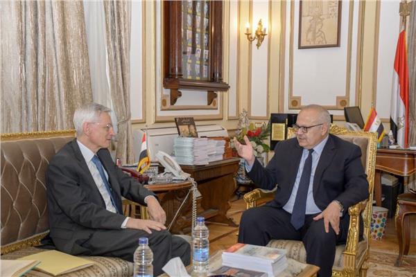 الخشت يبحث مع السفير  الفرنسي تعزيز سبل التعاون بين جامعة القاهرة والجامعات الفرنسية