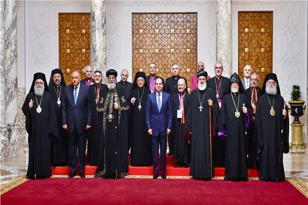 السيسي يلتقط صورة تذكارية مع رؤساء الكنائس المشاركين في الجمعية العمومية لمجلس كنائس الشرق الأوسط