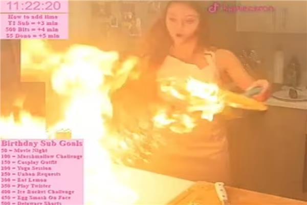  امرأة تشعل النيران فى مطبخها
