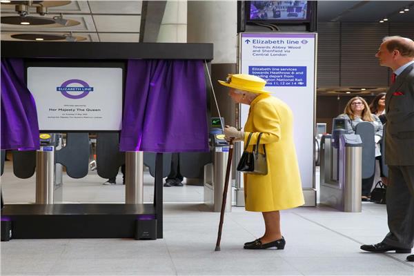الملكة إليزابيث الثانية خلال افتتاح خط قطار لندن لذي طال انتظاره