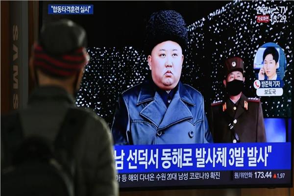 مواطن في كوريا الشمالية يشاهد خطاب للزعيم الكوري