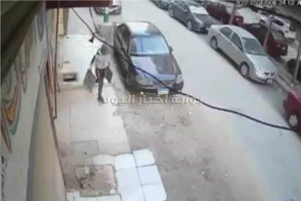 كاميرات مراقبة ترصد سرقة أغطية بلاعات من شوارع مدينة المنيا