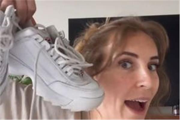امرأة تعثر على أموال مخبأة في أحذية مستعملة 