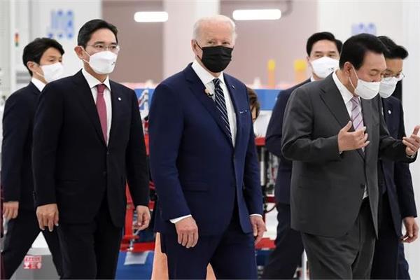 الرئيس بايدن ونظيرة الكوري الجنوبي في مقر شركة سامسونج