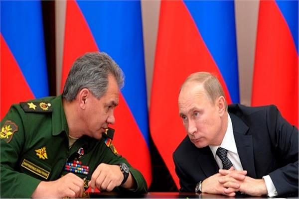 الرئيس الروسي فلاديمير بوتين ووزير الدفاع سيرجي شويغو