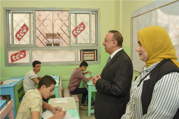 محافظ الإسكندرية يتفقد لجان امتحانات الشهادة الإعدادية