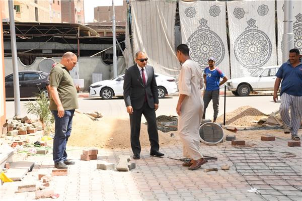 السكرتير  المساعد  يتفقد أعمال الرصف وتركيب الإنترلوك بمدينة قنا 