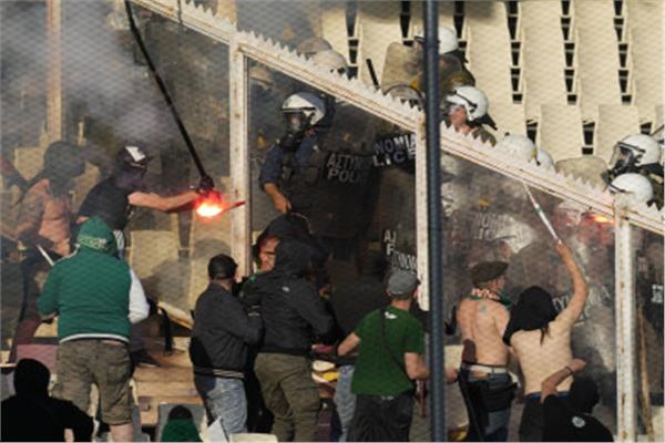 اعمال شغب بين الجماهير وقوات الأمن في نهائي كأس اليونان