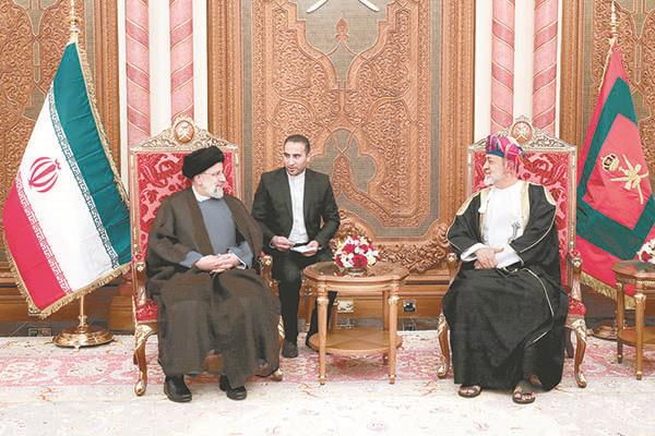 الرئيس الإيرانى إبراهيم رئيسى وسلطان عمان هيثم بن طارق      