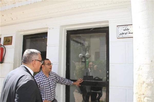 الدكتور عبد السند يمامة يتفقد مكتب خدمة المواطنين