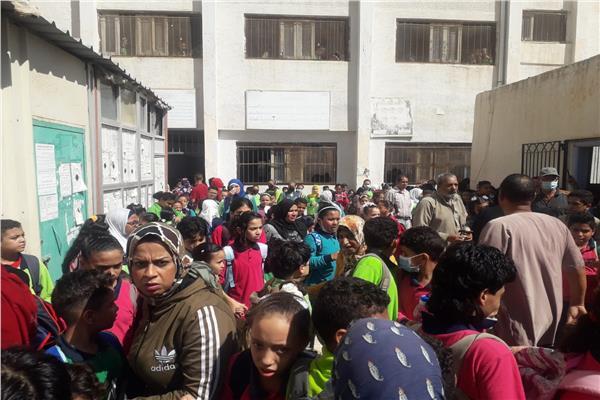 مدرسة بالإسكندرية ترفض قيد 300 طالب وطالبة وتحيلهم لمدارس أخرى