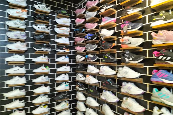 تموين الإسكندرية تشن حملة على أسواق الأحذية الرياضية 