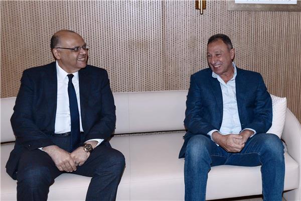 السفير المصري ياسر عثمان ومحمود الخطيب