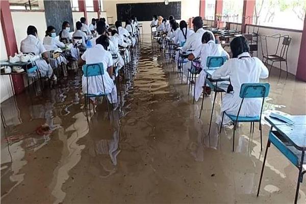  تحدي الصعاب .. أداء الامتحانات وسط الفيضانات بسريلانكا والجيش يتدخل