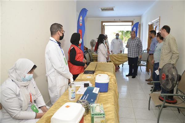 محافظ أسيوط يتفقد فعاليات حملة "طرق الأبواب" لتطعيم المواطنين ضد فيروس كورونا