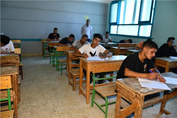 الطلاب أثناء أداء الامتحان 