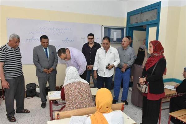 محافظ الشرقية يتفقد لجان إمتحانات الدبلومات الفنية بمركز الحسينيه